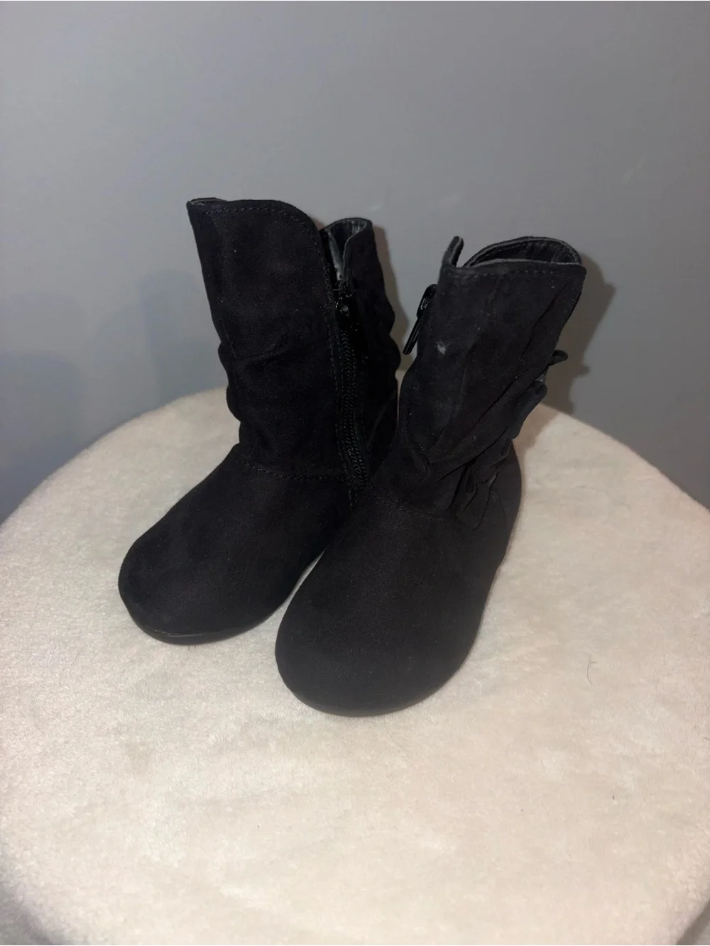 Pair of Cozy Suede toddler boots in Chestnut kookaburra by Ugg and Black sued